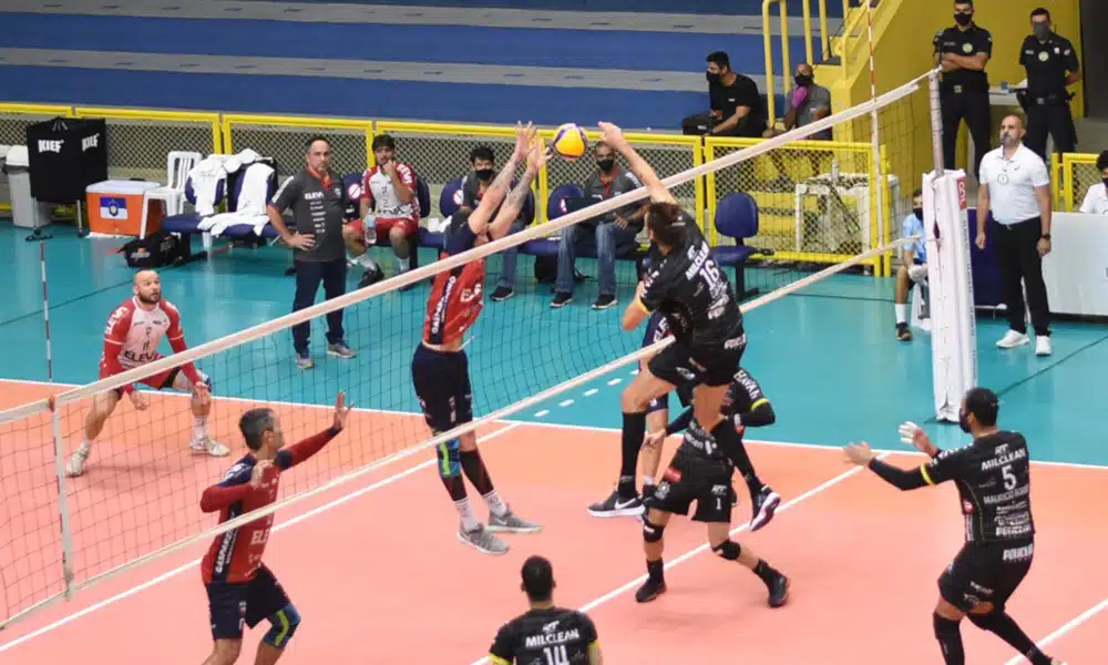 Os dois jogos da Superliga masculina 2020/21 deste domingo (17) tinham favoritos e eles confirmaram em quadra o que era esperado previamente. No encerramento do dia, EMS Taubaté Funvic recebeu o Apan/Eleva/Blumenau, no ginásio ao Abaeté, e ganhou em sets diretos. Antes dessa partida, o Vôlei Renata, de Campinas, visitou o Sesi-SP, na quadra da Vila Leopoldina, e também fez três pontos sem perder parciais.