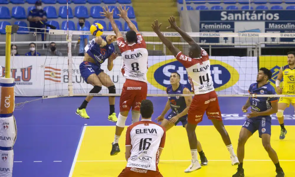 Azulim/Gabarito/Uberlândia e APAN/Eleva/Blumenau é um dos jogos deste sábado (9) pela Superliga masculina 2020/21. A partida será às 19h30, no Ginásio Sabiazinho, no Triângulo Mineiro. As equipes fazem um confronto direto pela competição nacional, já que a equipe mandante aparece na sexta posição, com 15 pontos, e o time blumenauense está em sétimo, com 13. Siga ao vivo pelo OTD!