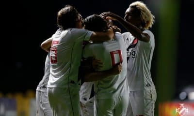 O Vasco da Gama é o campeão da edição de 2020 da Copa do Brasil Sub-20. Depois de ganharem o jogo de ida, em Salvador, por 2 a 1, os Meninos da Colina empataram com o Bahia neste domingo (3), no Rio de Janeiro, em duelo de seis gols. Os times ficaram no 3 a 3 em partida realizada no estádio de São Januário. Os tentos do novo dono da taça da competição foram de Laranjeira, Matias Galarza e Caio Eduardo.