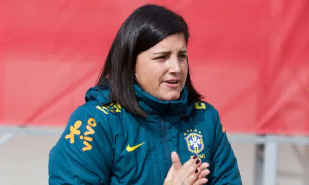 A Ferroviária já tem técnica para a temporada de 2021. Neste sábado (2), o clube de Araraquara anunciou a contratação de Lindsay Camila. A nova treinadora das Guerreiras Grenás estava com 38 anos e trabalhava como auxiliar técnica de Simone Jatobá, comandante da seleção brasileira sub-17. No mesmo dia, o Palmeiras divulgou a renovação de contrato da zagueira Thaís, eleita a melhor zagueira do Campeonato Paulista de 2020.