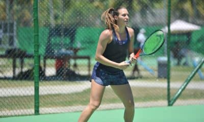 A tenista Luisa Stefani já está focada em 2021. De olho nas competições deste ano, a brasileira embarca na noite deste sábado (2) para Abu Dhabi, nos Emirados Árabes Unidos. Lá ela jogará o WTA 500 de Abu Dhabi, a partir do dia 5 de janeiro. Mas, antes de deixar o Brasil, a jogadora recebeu um prêmio relevante. Ela foi eleita como um dos destaques do esporte em 2020 entre os atletas abaixo de 30 anos, o Forbes Under 30