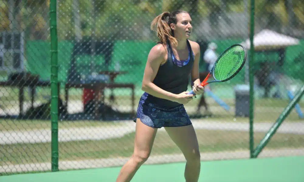A tenista Luisa Stefani já está focada em 2021. De olho nas competições deste ano, a brasileira embarca na noite deste sábado (2) para Abu Dhabi, nos Emirados Árabes Unidos. Lá ela jogará o WTA 500 de Abu Dhabi, a partir do dia 5 de janeiro. Mas, antes de deixar o Brasil, a jogadora recebeu um prêmio relevante. Ela foi eleita como um dos destaques do esporte em 2020 entre os atletas abaixo de 30 anos, o Forbes Under 30