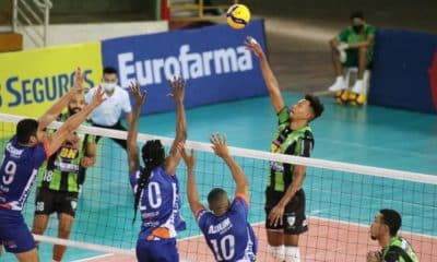 O clássico mineiro entre Montes Claros América Vôlei e Azulim/Gabarito/Uberlândia abriu a terceira rodada do returno da Superliga masculina 2020/21. O primeiro confronto do sábado (16) terminou com vitória do Coelho em duelo direto com a equipe do Triângulo Mineiro. A partida foi realizada no ginásio Tancredo Neves e a equipe mandante aplicou 3 sets a 0, parciais de 25/23, 29/27 e 29/27.