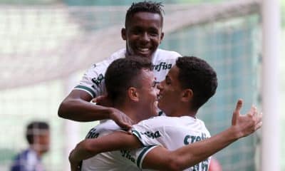 Palmeiras e Athletico-PR abriram a fase de quartas de final da Copa do Brasil Sub-17 nesta terça-feira (5). Em jogo disputado no estádio Allianz Parque, o Verdão saiu de campo com uma pequena vantagem ao bater o Furacão por 3 a 2, gols marcados pelo meio-campista Pedro Lima, os dois primeiros, e pelo zagueiro Michel. O segundo confronto entre os times será no sábado (9), às 14h, no CT do Caju, em Curitiba.