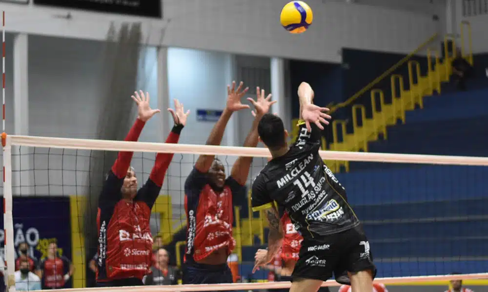 EMS Taubaté Funvic recebeu o Apan/Eleva/Blumenau pela Superliga masculina 2020/21, no ginásio ao Abaeté, e ganhou em sets diretos. Atuando em casa, a equipe dirigida pelo técnico argentino Javier Weber fez 25/21, 25/16 e 25/18. Os dois ponteiros do time mandante foram os destaque da partida. Douglas Souza foi eleito o melhor em quadra e premiado com o Troféu VivaVôlei. Já Maurício Borges liderou o jogo em ponto, com 13