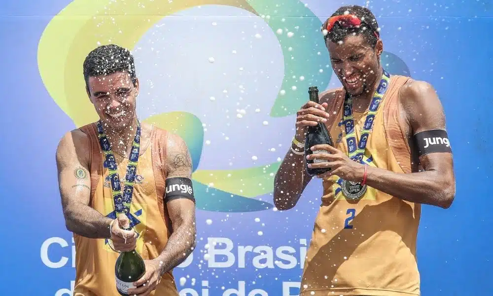 Guto e Arthur Mariano campeões da sétima etapa do Circuito Brasileiro de vôlei de praia