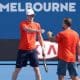 Jamie Murray cumprimenta Bruno Soares em Melbourne