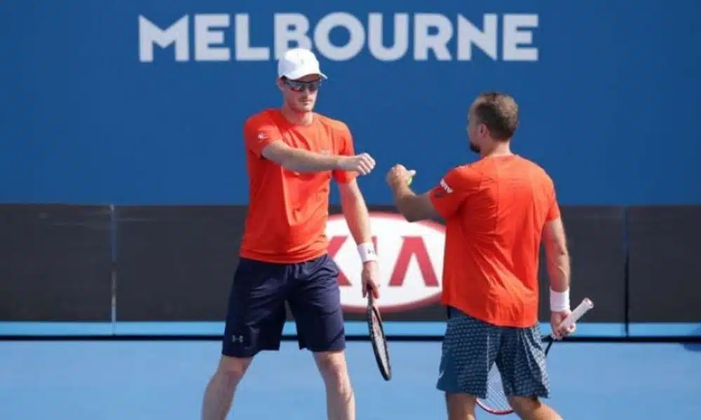 Jamie Murray cumprimenta Bruno Soares em Melbourne