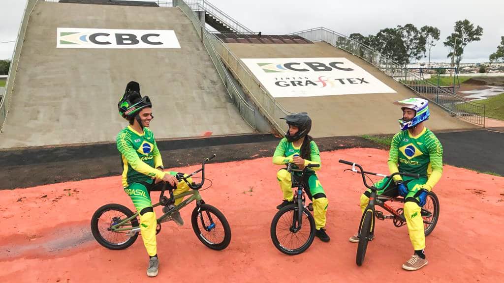 Renato Rezende, Júlia Alves e Bruno Cogo na pista de supercross de Londrina