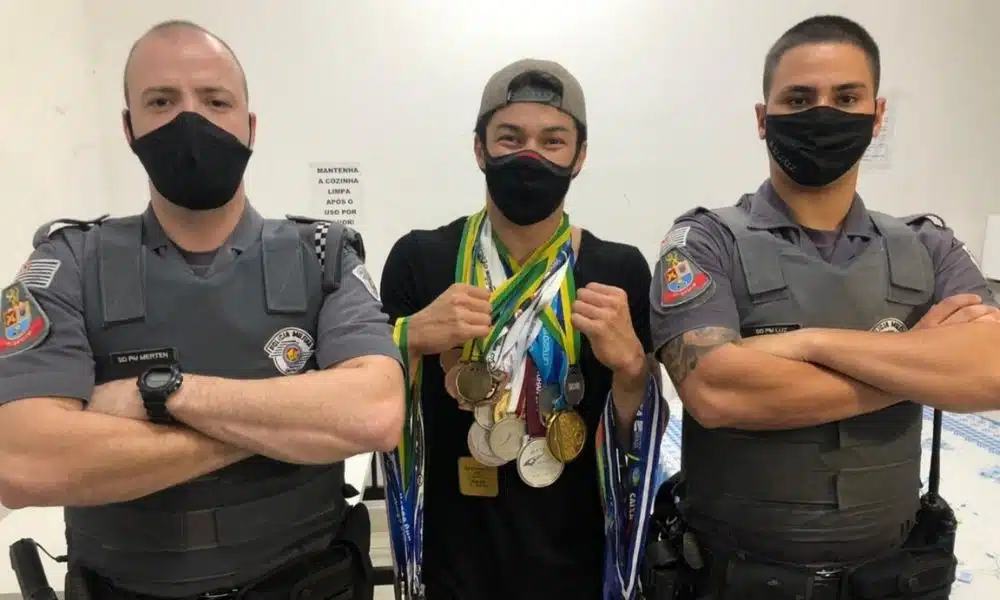 arthur nory com as medalhas recuperadas