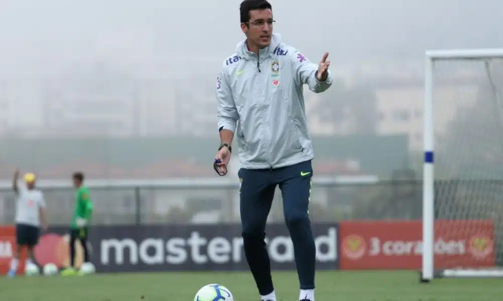 paulo victor gomes técnico da seleção sub-17 de futebol masculino