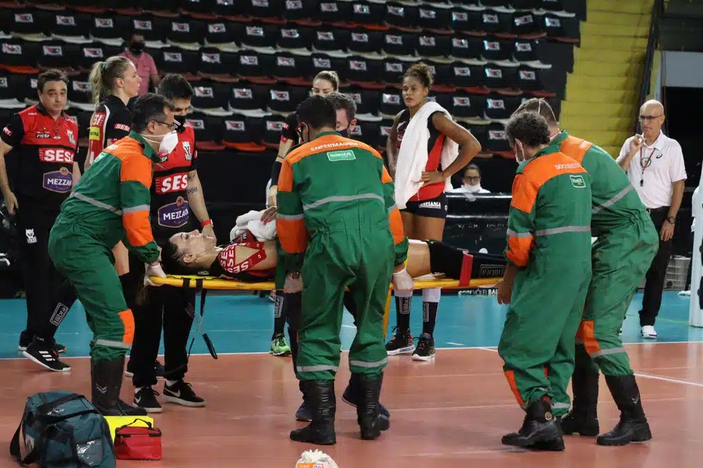 Tifanny deixa jogo de maca após lesão nas costas — Foto: Marcelo Ferrazoli/SESI-SP