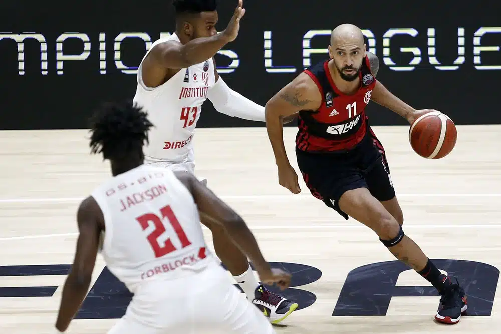 Flamengo vira e vence Instituto na Champions League de basquete