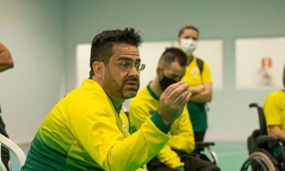 O coordenador técnico da seleção brasileira de bocha, Moisés Fabrício Cruz, orienta os atletas durante treino no CTP, em São Paulo - Igor Goulart : ANDE: Divulgação