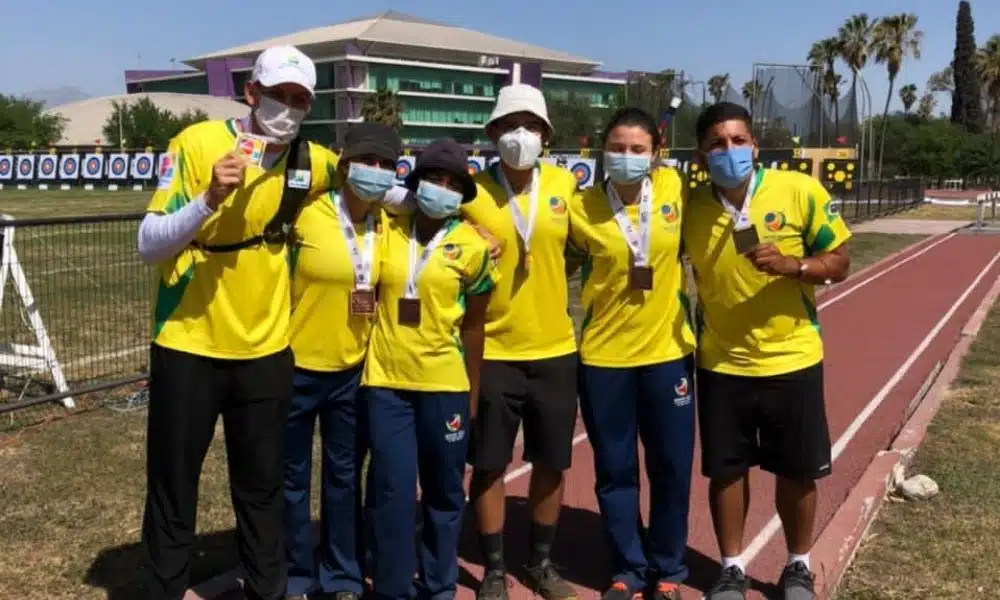equipe masculina e feminina do arco recurvo medalhistas no campeonato pan-americano de tiro com arco