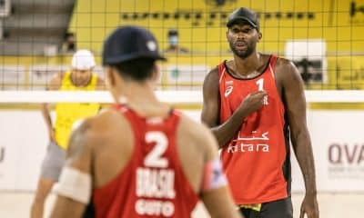 evandro e guto na final da etapa de doha do circuito mundial de vôlei de praia
