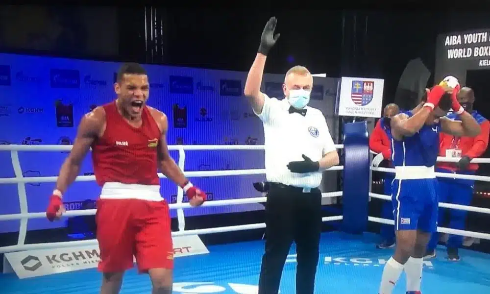 Isaias Filho vibra após vitória sobre cubano na estreia do Mundial da Juventude de boxe