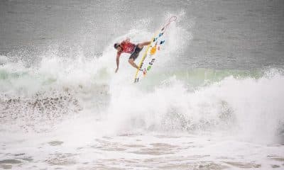 Italo Ferreira voando para a vitória em Newcastle no mundial de surfe (Crédito: Matt Dunbar / World Surf League via Getty Images)