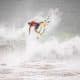 Italo Ferreira voando para a vitória em Newcastle no mundial de surfe (Crédito: Matt Dunbar / World Surf League via Getty Images)