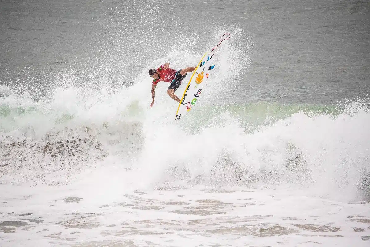Italo Ferreira voando para a vitória em Newcastle no mundial de surfe (Crédito: Matt Dunbar / World Surf League via Getty Images)