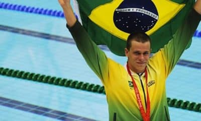 César Cielo comemora a medalha de ouro nos 50 m livre masculino nos Jogos Olímpicos de Pequim-2028
