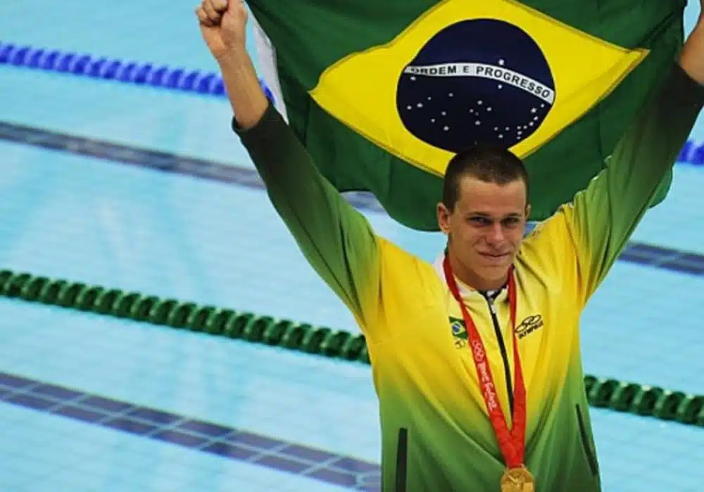 César Cielo comemora a medalha de ouro nos 50 m livre masculino nos Jogos Olímpicos de Pequim-2028