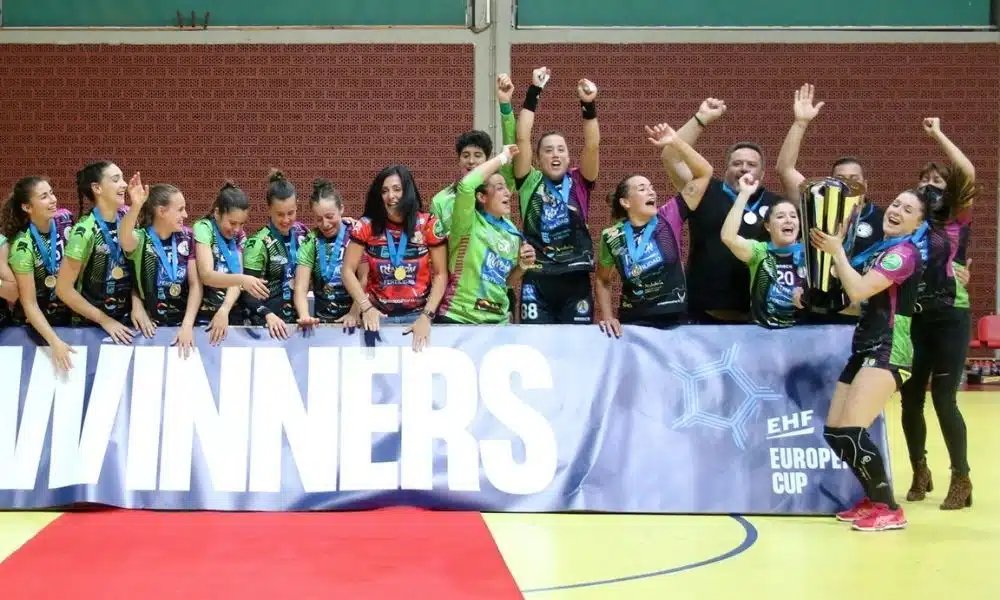 isabelle medeiros malaga campeão da copa europeia de handebol feminino