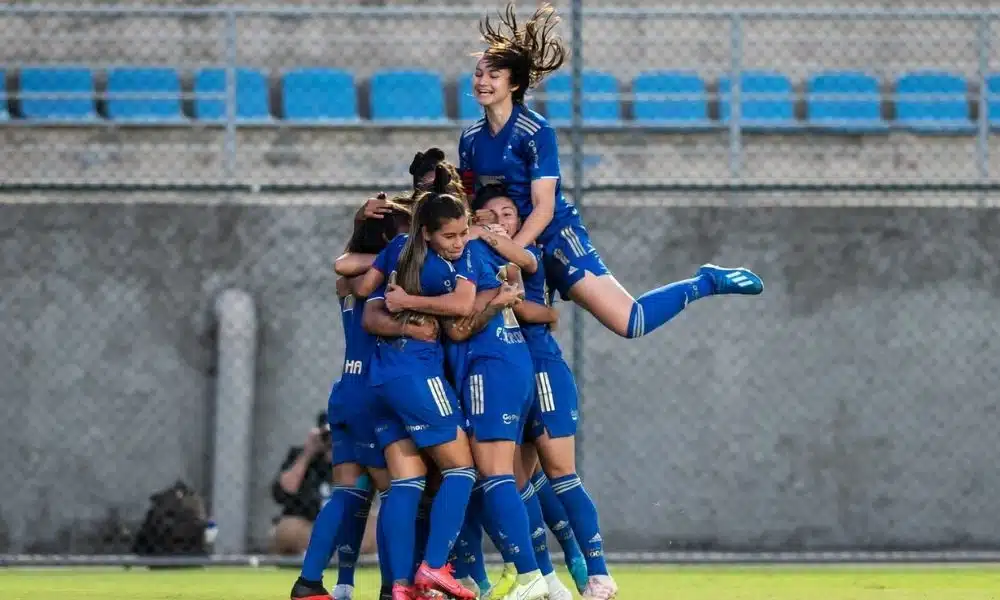 cruzeiro goleia e rebaixa bahia no brasileirão feminino