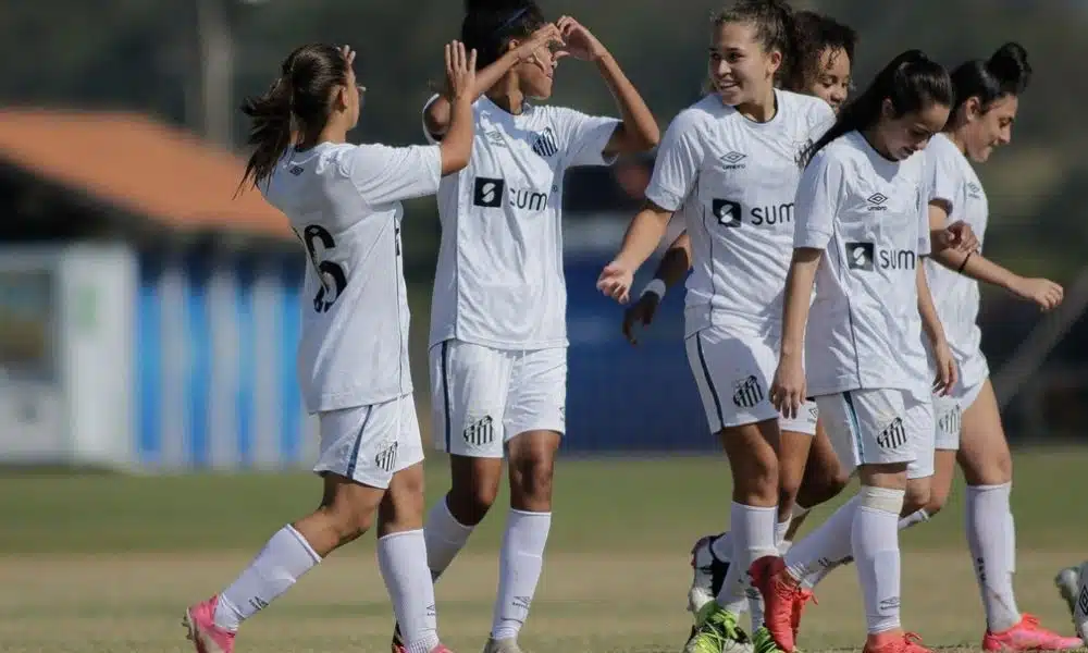Jogadoras do Santos comemoram gol no Brasileiro feminino sub-18 — Foto Adriano FontesCBF