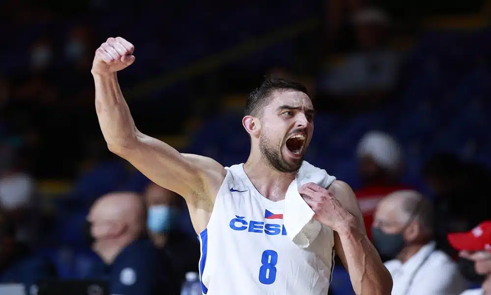 Tomas Satoransky comemora pela seleção tcheca, classificada para Tóquio.