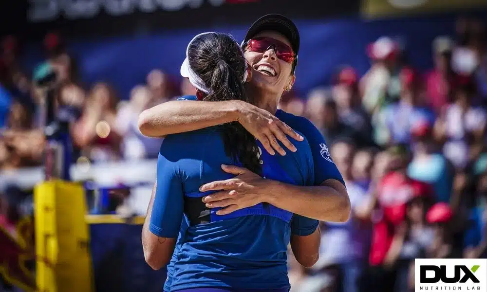 ágatha e duda se abraçando vôlei de praia
