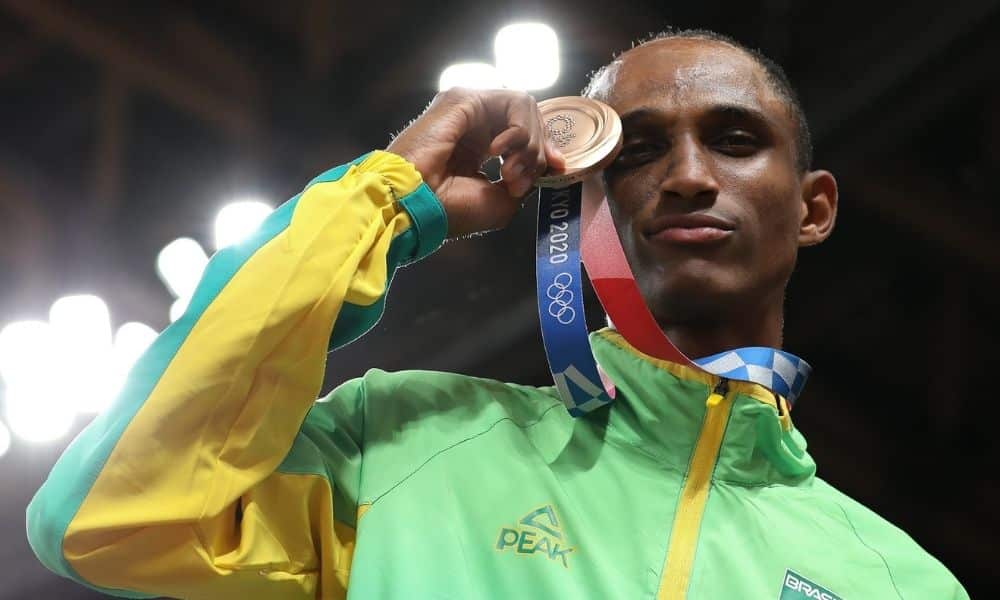 ALISON DOS SANTOS COM A MEDALHA DE BRONZE JOGOS OLÍMPICOS TÓQUIO 2020 WAGNER DO CARMO
