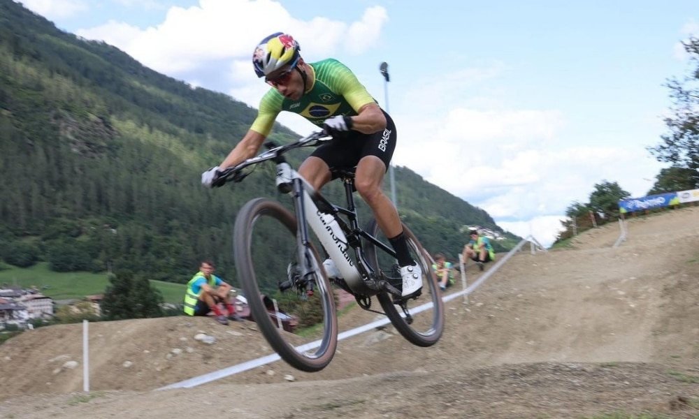Henrique Avancini, Luiz Henrique Cocuzzi e Ulan Galinski avançam no XCC do Mundial de Mountain Bike