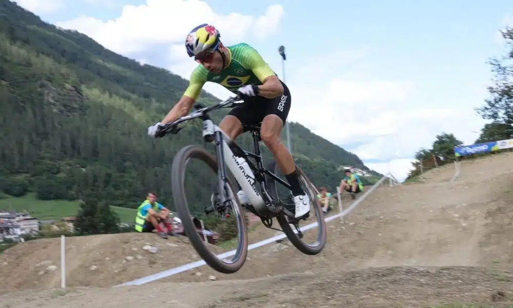 Henrique Avancini, Luiz Henrique Cocuzzi e Ulan Galinski avançam no XCC do Mundial de Mountain Bike
