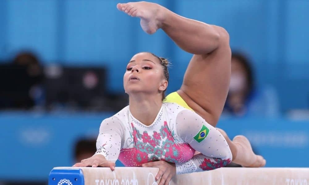 Flávia Saraiva fazendo uma coreografia na trave