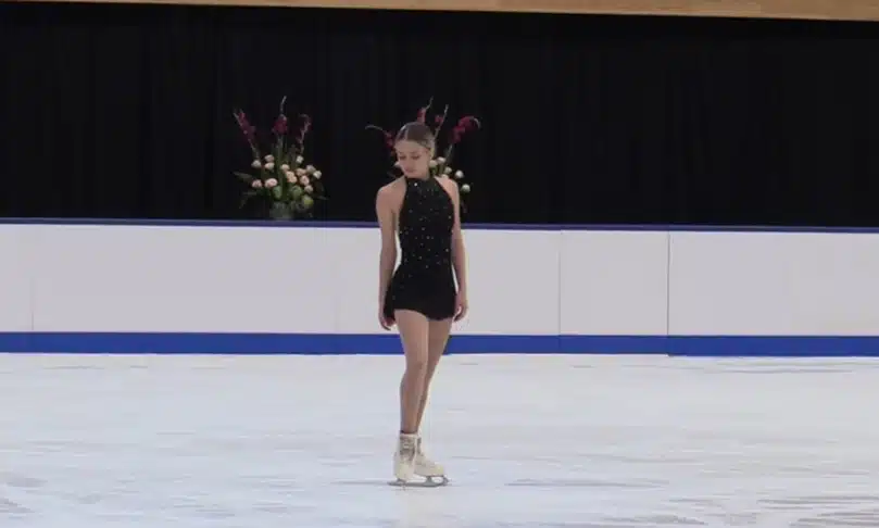 Isadora Williams durante apresentação no Cranberry Cup de patinação artística