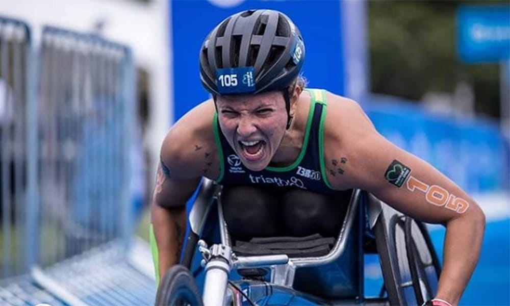 Jéssica Messali comemora bronze no Mundial de paratriatlo (Tommy Zaferes/World Triathlon)