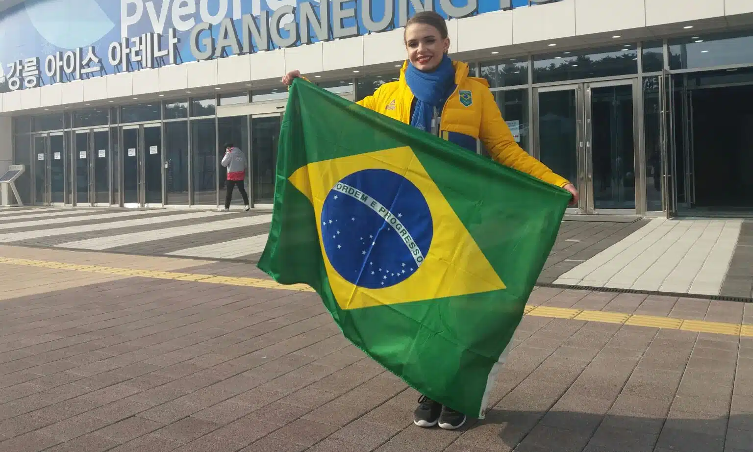 Isadora Williams com a bandeira do Brasil nos Jogos Olímpicos de Inverno de PyeongChang, em 2018