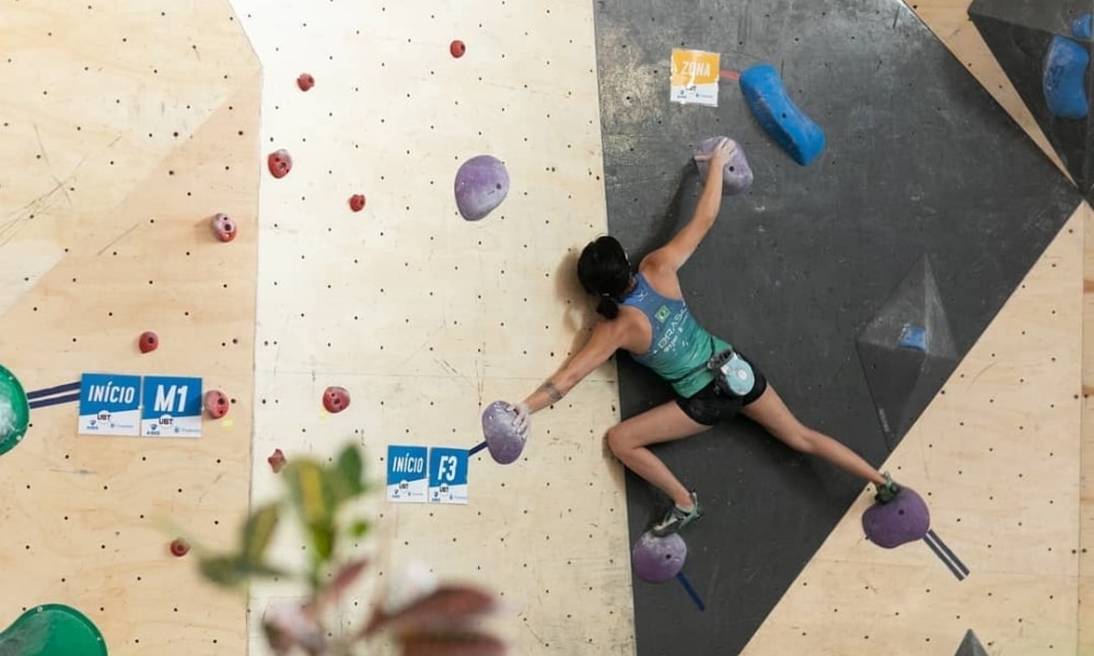 Thais Makino e Felipe Ho foram os melhores brasileiros na estreia do Mundial de escalada