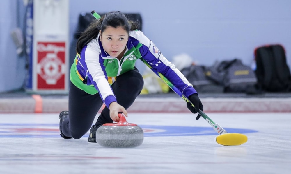Anne Shibuya e Scott McMullan representam o Brasil nas duplas mistas no Classificatório para o Pré-Olímpico de curling