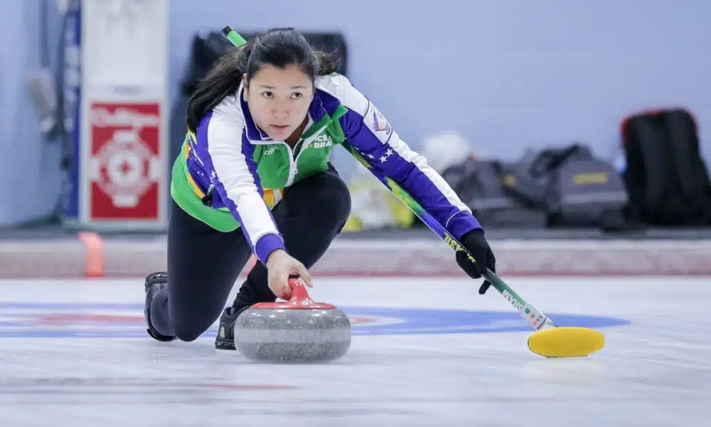 Anne Shibuya e Scott McMullan representam o Brasil nas duplas mistas no Classificatório para o Pré-Olímpico de curling