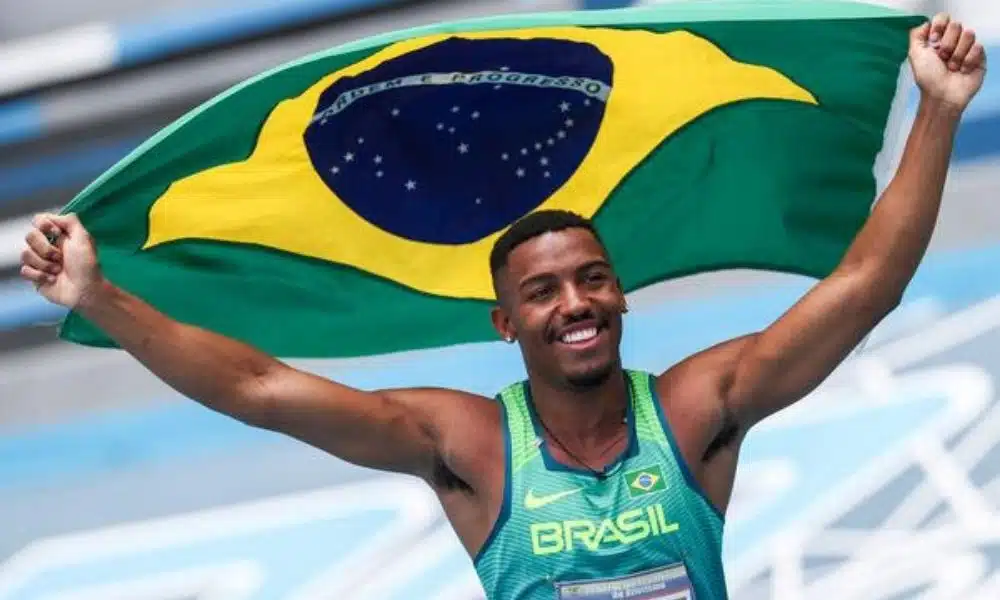 Erik comemora vitória nos 100 m no Sul-Americano Sub-23 (Wagner CarmoCBAt)
