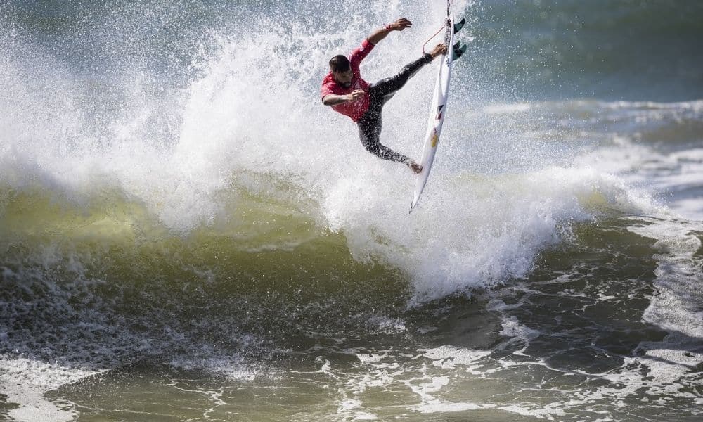 Italo Ferreira dando seu show para a torcida em Ericeira (Crédito @WSL Damien Poullenot) (1)