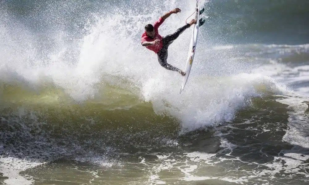 Italo Ferreira dando seu show para a torcida em Ericeira (Crédito @WSL Damien Poullenot) (1)