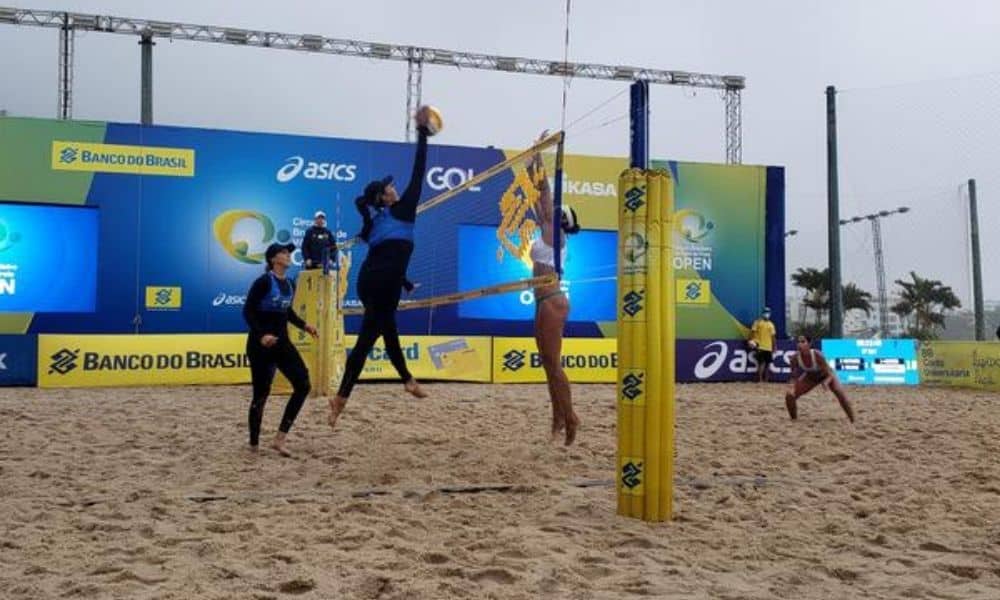 Naiana ataca durante a partida decisiva desta terça