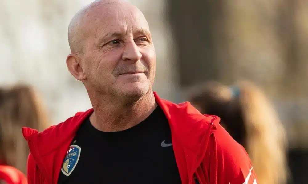 Paul Riley é demitido do North Carolina Courage, time de Debinha na NWSL, após acusações de assédio sexual