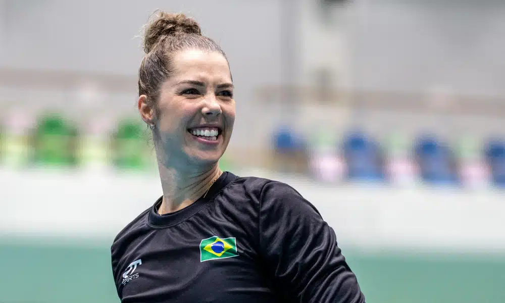 Babi Arenhardt sorri durante treino