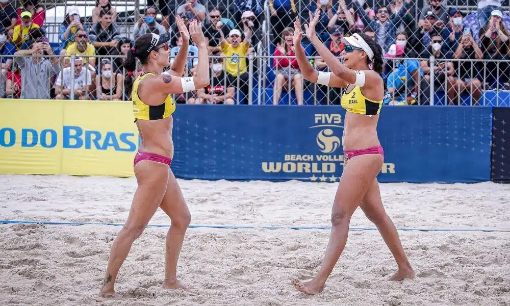 No penúltimo dia da Etapa de Itapema do Circuito Mundial de vôlei de praia, cinco duplas do Brasil garantiram vaga nas semifinais