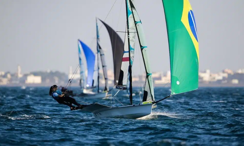 Martine e Kahena vencem regata e sobem para terceiro no Mundial de 49er FX