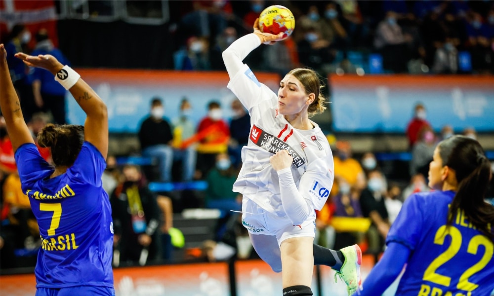Brasil faz grande jogo, mas cai para Dinamarca nas quartas do Mundial de handebol feminino